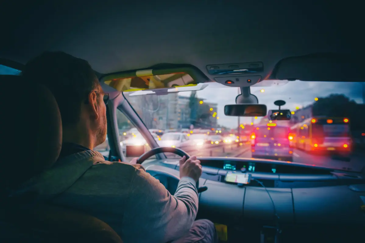 taxista conduce al atardecer