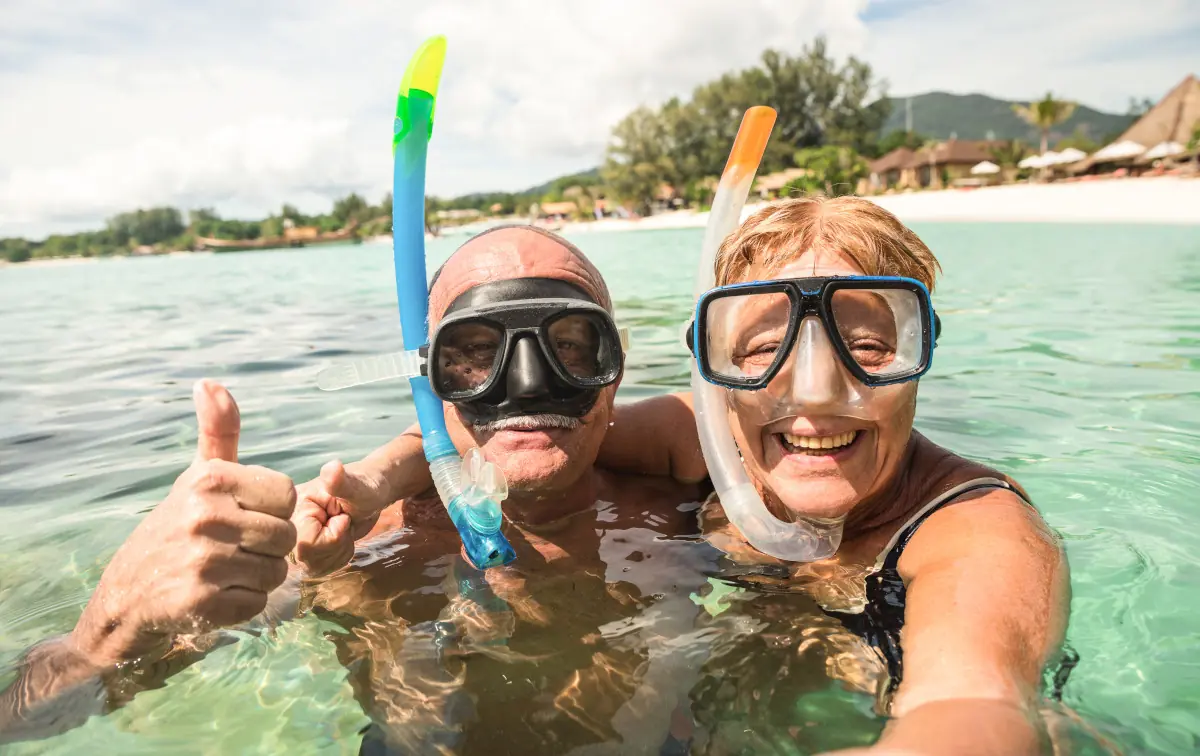 pareja de turistas en destino